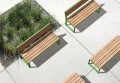 Holzbank Frederiksberg 3-Sitzer mit grünen Metallfüßen im Freien.