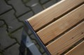 Holzbank Frederiksberg 3-Sitzer Öffentlichkeit Rückenlehnenbank auf Pflastersteinen.