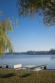 Banc public avec dossier Frederiksberg pour 4 personnes au bord du lac.