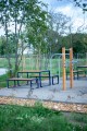 Banc public sans dossier à 3 places Frederiksberg installé dans un parc.