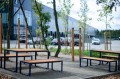 Banc public sans dossier à 3 places Frederiksberg installé dans un espace extérieur urbain.