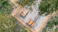 Banc public sans dossier à 3 places Frederiksberg en bois et métal dans un parc urbain.