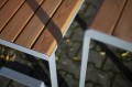Frederiksberg 3-Sitzer öffentlicher rückenloser Bank aus Holz und Metall im Nahaufnahme.