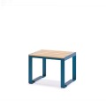 Tabouret d'extérieur Frederiksberg en métal bleu avec siège en bois.