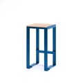 Frederiksberg Outdoor-Barhocker mit Fußstütze, blauer Metallrahmen und Holzsitz.