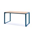 Table d'extérieur Frederiksberg 150 cm, cadre en métal bleu et plateau en bois.
