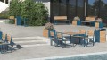 Jardinière d'extérieur Frederiksberg en bois et métal bleu sur terrasse moderne.