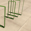 Grüner Frederiksberg Fahrradständer 50 cm auf Betonuntergrund.