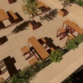 Ensemble de bar Frederiksberg avec table et quatre tabourets sur une terrasse en bois.