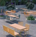 Öffentliche Sitzgruppe mit Østerbro 3-Sitzer Öffentliche Rückenlehnenbank in urbaner Umgebung.