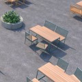 Öffentliche Bank Østerbro 3-Sitzer aus Holz und Metall auf Gehweg.