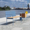Banc public à trois places Østerbro avec dossier et accoudoirs installé près d'un quai.