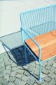 Öffentliche Sitzbank mit Armlehnen Østerbro 3-Sitzer, blaues Metallgestell und Holzsitze.
