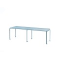 Banc public sans dossier Østerbro 3 places en métal bleu clair avec structure minimaliste.