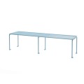 Banc public Østerbro 4 places sans dossier en métal bleu clair.