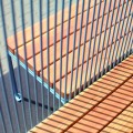 Østerbro Öffentliche Rückenlehnenbank in moderner Holz- und Metallkombination.