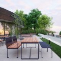 Moderner Østerbro Outdoor Tisch 150 cm mit Sitzplätzen für 4-6 Personen auf Terrasse.