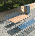 Table d'extérieur Østerbro avec bancs en bois et métal bleu, idéale pour les jardins et terrasses.