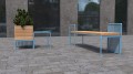 Tabouret d'extérieur Østerbro avec bac à fleurs en bois et métal bleu sur terrasse pavée.
