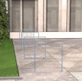 Support de vélo Østerbro sur une allée pavée devant un bâtiment moderne.