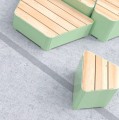Tabouret d'extérieur Kødbyen en bois et métal vert, design moderne, idéal pour jardin.
