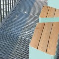 Banc public sans dossier 3 places en bois Kødbyen avec structure trapézoïde, extérieur.