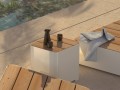 Banc Public Sans Dossier 3 Places Kødbyen en bois et métal près d'une piscine avec une serviette et une carafe.