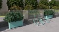 Jardinière d'extérieur Kødbyen bleu sur terrasse avec plantes vertes.