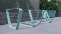 Moderner Kødbyen Fahrradständer aus blauem Metall im Außenbereich.