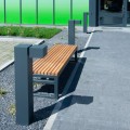 Hellerup 3-Sitzer öffentliche rücksichtslose Bank aus Holz und Metall in modernem Design auf Bürgersteig.