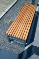 Banc public Hellerup 3 places sans dossier en bois et métal.