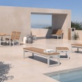 Banc public sans dossier 4 places Hellerup en bois et métal sur une terrasse moderne.