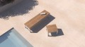Holzbank Hellerup 4-Sitzer neben einem Pool auf heller Terrasse.