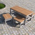 Tabouret d'extérieur Hellerup en bois sur patio pavé.