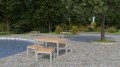 Tables et tabourets d'extérieur Hellerup en bois et métal sur une terrasse pavée près d'un lac.