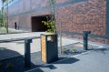 Hellerup Straßen-Abfallbehälter auf modernem Gehweg.