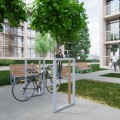 Fahrrad geparkt auf Hellerup Fahrradständer | Vertikal vor modernen Wohngebäuden.