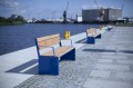 Banc public avec dossier et accoudoirs pour 4 personnes Indre By en bord de quai.