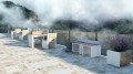 1-Personen-Rückenlehnenbank Indre By mit Armlehne auf einer Terrasse mit Landschaft.