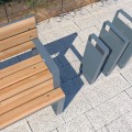 Fahrradständer Indre By | 50 cm aus Metall neben Holzbank auf Steinbelag.