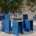 Indre By Bar-Set: Blauer Tisch und vier Barhocker im Freien.