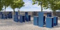 Set de bar Indre By : Table et 4 tabourets de bar bleu en extérieur sous les arbres.
