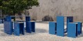 Set de bar Indre By bleu avec table et quatre tabourets dans un espace extérieur.