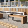 Vesterbro 4-Sitzer öffentliche Bank ohne Rückenlehne aus Eiche auf Holzterrasse.