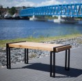 Vesterbro Outdoor-Tisch 180 cm aus Eiche auf einer Terrasse mit Fluss im Hintergrund.