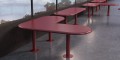 Banc Public Sans Dossier Sydhavn rouge en forme de L dans un espace moderne.