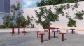 Table de bar d'extérieur Sydhavn en métal rouge avec tabourets assortis dans un jardin contemporain.