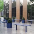 Blauer Sydhavn Outdoor Pflanzgefäß 55 l auf moderner Terrasse.