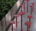 Sydhavn Bar-Set: Tisch und vier rote Barhocker auf einer Terrasse.