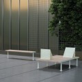Holmen 4-Sitzer öffentlicher rückenloser Bank in modernem städtischem Design vor Metallwand.